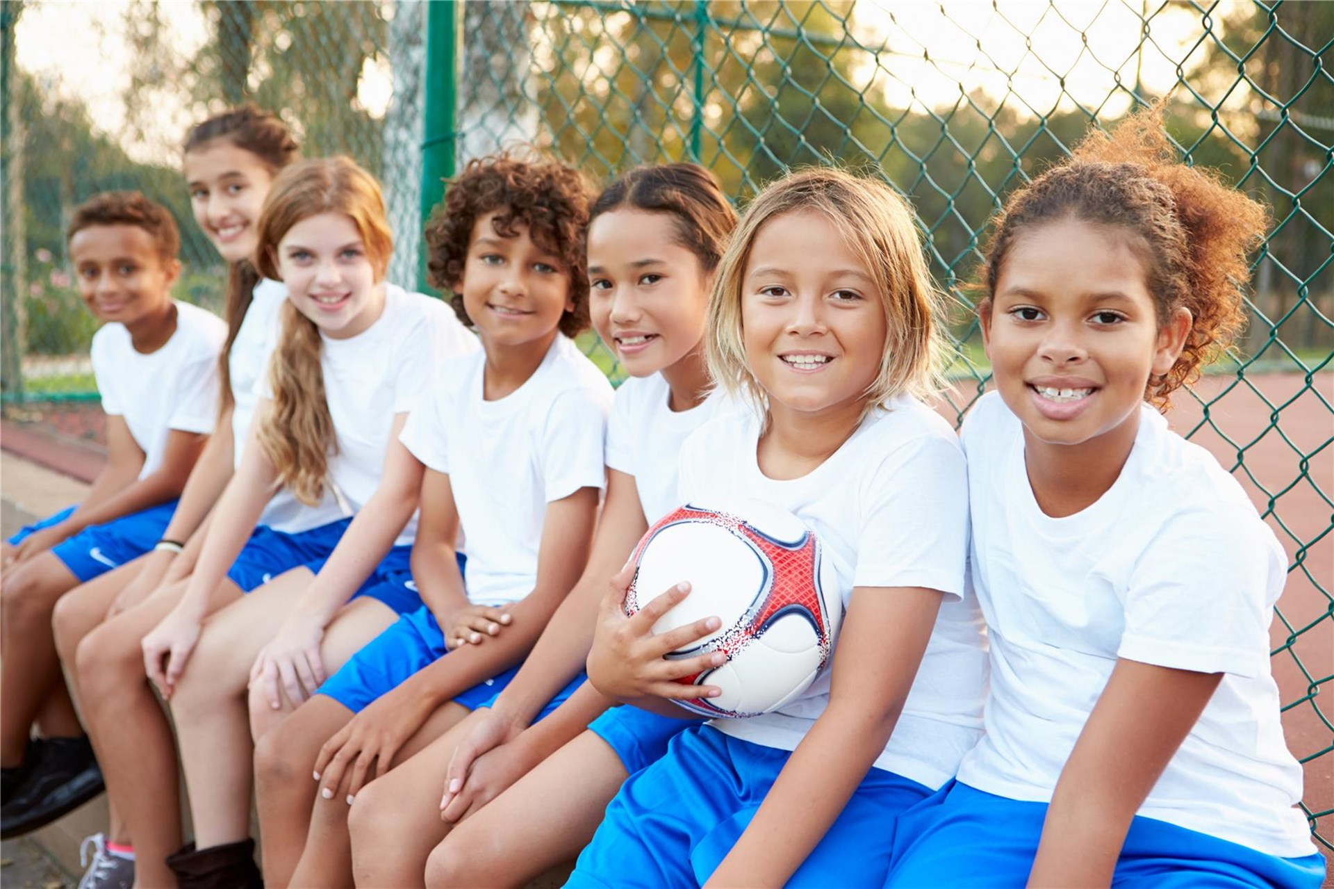 Kinder beim Fußball spielen